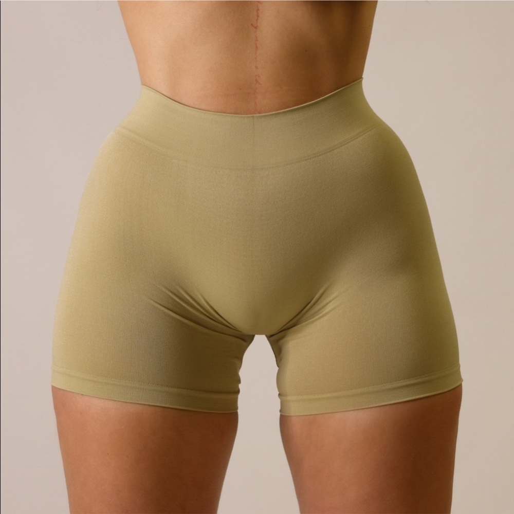 ๐ Naturyl Basic Booty Shorts Khaki - Picture 4 of 8